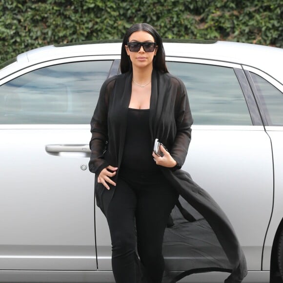 Kim Kardashian, enceinte, s'est rendue chez son médecin pour un check-up. Beverly Hills, le 25 août 2015.