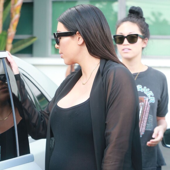 Kim Kardashian, enceinte, s'est rendue chez son médecin pour un check-up. Beverly Hills, le 25 août 2015.