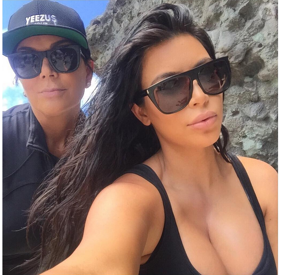 Kim Kardashian et sa mère Kris Jenner en randonnée à Saint-Barthélemy. Photo publiée le 25 juillet 2015.