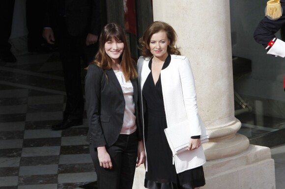 Valérie Trierweiler et Carla Bruni-Sarkozy - Cérémonie de passation de pouvoir entre Nicolas Sarkozy et François Hollande au palais de l'Elysée à Paris. Le 15 mai 2012.