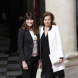 Valérie Trierweiler et Carla Bruni-Sarkozy - Cérémonie de passation de pouvoir entre Nicolas Sarkozy et François Hollande au palais de l'Elysée à Paris. Le 15 mai 2012.