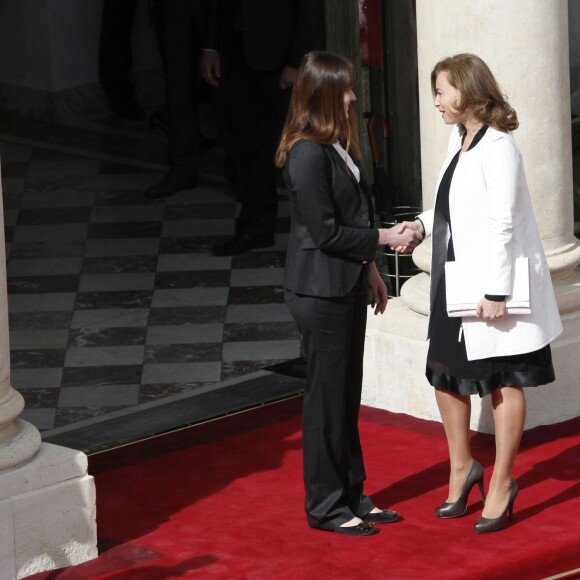 Valérie Trierweiler et Carla Bruni-Sarkozy - Cérémonie de passation de pouvoir entre Nicolas Sarkozy et François Hollande au palais de l'Elysée à Paris. Le 15 mai 2012.