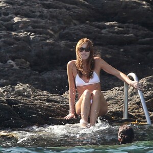 Carla Bruni-Sarkozy se baigne en mer devant la maison familiale du Cap Nègre en France le 3 août 2013.