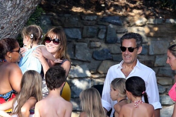 Exclusif : Nicolas Sarkozy, sa femme Carla Bruni-Sarkozy et leur fille Giulia sont sur la plage de Cavalière au pied de leur résidence du Cap Nègre, le 14 juillet 2014, pendant leurs vacances.