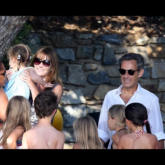 Exclusif : Nicolas Sarkozy, sa femme Carla Bruni-Sarkozy et leur fille Giulia sont sur la plage de Cavalière au pied de leur résidence du Cap Nègre, le 14 juillet 2014, pendant leurs vacances.