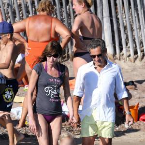 Exclusive - Carla, Nicolas Sarkozy et leur fille Giulia sur la plage du Cap Nègre le 14 juillet 2014.