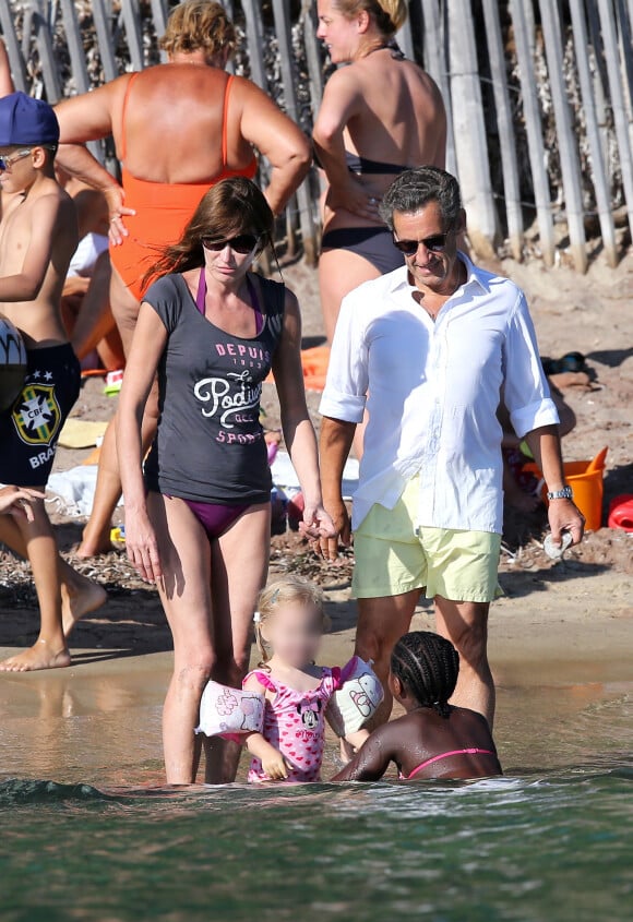 Exclusive - Carla, Nicolas Sarkozy et leur fille Giulia sur la plage du Cap Nègre le 14 juillet 2014.