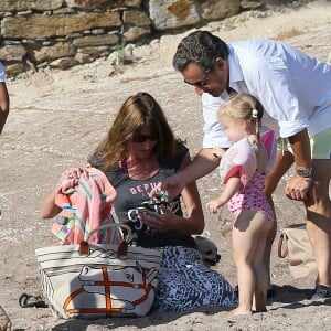 Exclusive - Carla, Nicolas Sarkozy et leur fille Giulia sur la plage du Cap Nègre le 14 juillet 2014.