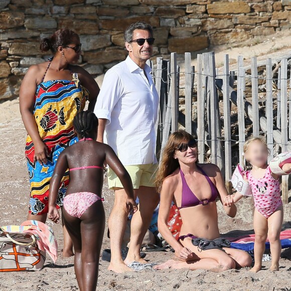 Exclusive - Carla, Nicolas Sarkozy et leur fille Giulia sur la plage du Cap Nègre le 14 juillet 2014.