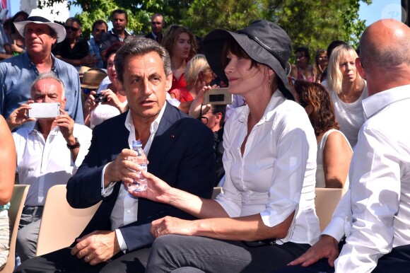 Nicolas Sarkozy avec sa femme Carla Bruni-Sarkozy participent à une rencontre avec des élus et des militants du parti Les Républicains au jardin Albert 1er à Nice le 19 juillet 2015.