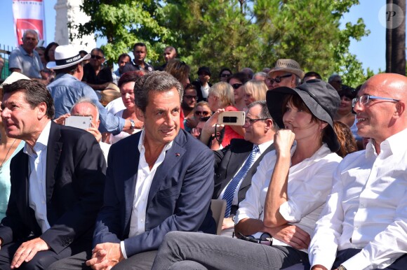 Christian Estrosi, le député maire de la ville de Nice, Nicolas Sarkozy avec sa femme Carla Bruni-Sarkozy et Eric Ciotti, le président du conseil départemental des Alpes-Maritimes, participent à une rencontre avec des élus et des militants du parti Les Républicains au jardin Albert 1er à Nice le 19 juillet 2015.