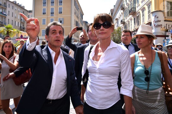 Nicolas Sarkozy avec sa femme Carla Bruni-Sarkozy, Maud Fontenoy, et le député maire de Nice, Christian Estrosi sont dans les rues de Nice après avoir déjeuné au restaurant "La Petite Maison" et avant de rencontrer les élus et les militants du parti Les Républicains au jardin Albert 1er le 19 juillet 2015.