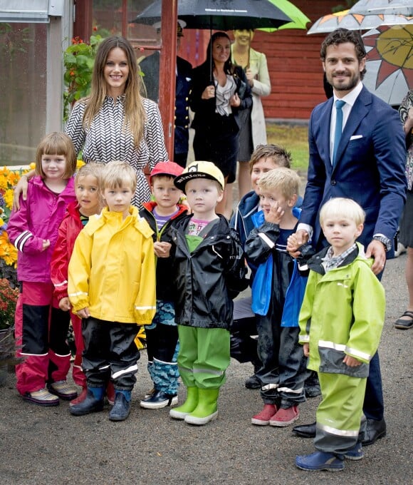 Le prince Carl Philip de Suède et la princesse Sofia (née Hellqvist) en visite au parc Mariebergsskogen lors de leur visite officielle dans le duché de Värmland, le 27 août 2015.