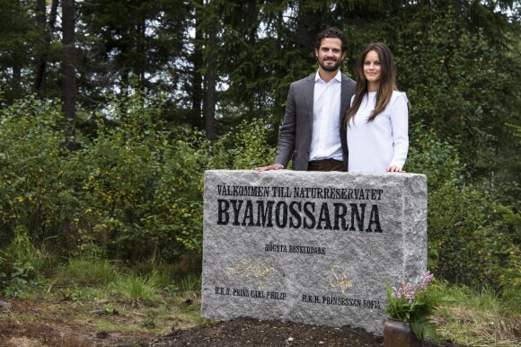 Le prince Carl Philip de Suède et sa femme la princesse Sofia (Sofia Hellqvist) lors d'une visite officielle dans le duché de Värmland, le 25 août 2015.  Prince Carl Philip and Princess Sofia - visit to Värmland. Nature reserve Byamossarna, Arvika kommun. 2015-08-2525/08/2015 - Värmland