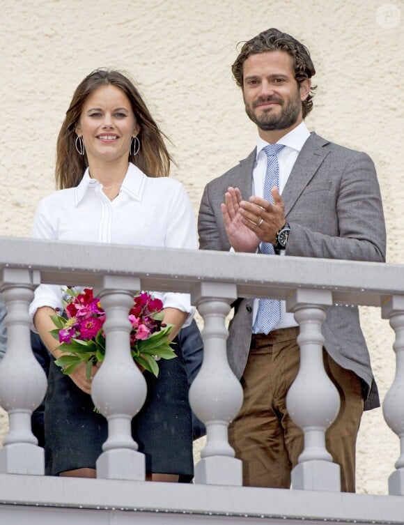 Le prince Carl Philip de Suède et la princesse Sofia, duc et duchesse de Värmland, visitent le manoir de Marbacka de l'écrivain Selma Lagerlöf à Sunne le 26 août 2015.