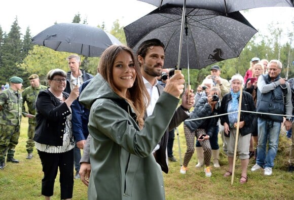 Le prince Carl Philip de Suède et la princesse Sofia visitent la réserve naturelle de Byamossarna à Arvika le 26 août 2015.  Prince Carl Philip and Princess Sofia - visit to Värmland. Nature reserve Byamossarna, Arvika kommun. 2015-08-2626/08/2015 - Arvika