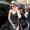 Rihanna en robe et sneakers Puma modèle Suede, le 4 mai 2015 à New York