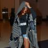 Rihanna, en poncho, sweat et baskets Puma, le 29 avril 2015 à l'aéroport de Los Angeles