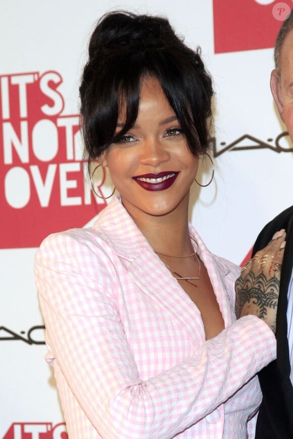 La chanteuse Rihanna lors de la première mondiale de "It's Not Over" pour MAC Cosmetics, à Los Angeles le 18 novembre 2014