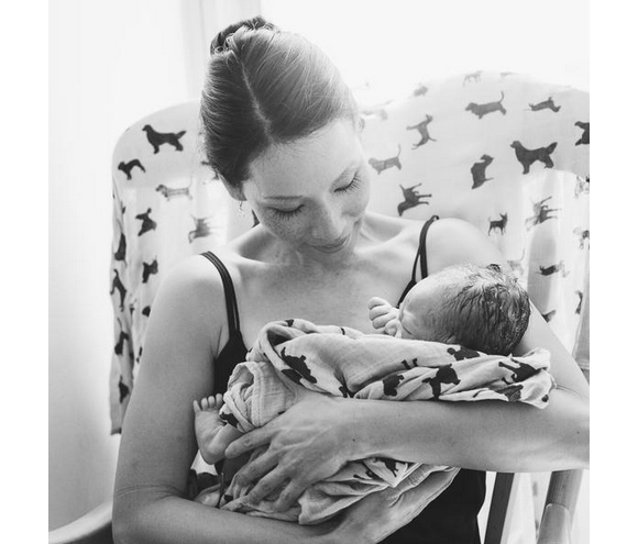 Lucy Liu a présenté sur Twitter une photo de son fils Rockwell le 27 août 2015. Il est né par mère porteuse.