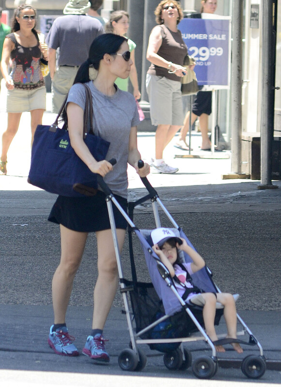 Lucy Liu promenant l'enfant d'un proche à New York le 30 juin 2012