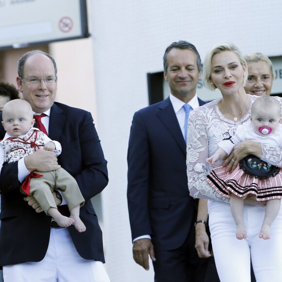 Le prince Albert de Monaco et la princesse Charlène, accompagnés de leurs enfants le prince Jacques et la princesse Gabriella, habillés en costume traditionnel, au traditionnel pique-nique de la Principauté, qui se tient chaque année au parc de la princesse Antoinette le 28 août 2015 à Monaco.
