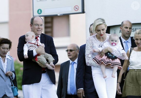 Le prince Albert de Monaco et la princesse Charlène, accompagnés de leurs enfants le prince Jacques et la princesse Gabriella, habillés en costume traditionnel, au traditionnel pique-nique de la Principauté, qui se tient chaque année au parc de la princesse Antoinette le 28 août 2015 à Monaco.