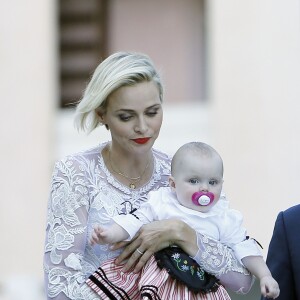 La princesse Charlène et sa fille la princesse Gabriella - Le prince Albert de Monaco et la princesse Charlène, accompagnés de leurs enfants le prince Jacques et la princesse Gabriella, habillés en costume traditionnel, au traditionnel pique-nique de la Principauté, qui se tient chaque année au parc de la princesse Antoinette le 28 août 2015 à Monaco.