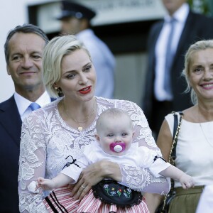 La princesse Charlène et sa fille la princesse Gabriella - Le prince Albert de Monaco et la princesse Charlène, accompagnés de leurs enfants le prince Jacques et la princesse Gabriella, habillés en costume traditionnel, au traditionnel pique-nique de la Principauté, qui se tient chaque année au parc de la princesse Antoinette le 28 août 2015 à Monaco.