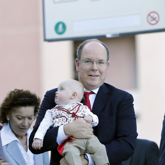 Le prince Albert de Monaco, son fils le prince Jacques - Le prince Albert de Monaco et la princesse Charlène, accompagnés de leurs enfants le prince Jacques et la princesse Gabriella, habillés en costume traditionnel, au traditionnel pique-nique de la Principauté, qui se tient chaque année au parc de la princesse Antoinette le 28 août 2015 à Monaco.