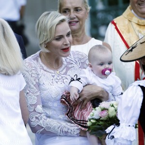 La princesse Charlène et sa fille la princesse Gabriella - Le prince Albert de Monaco et la princesse Charlène, accompagnés de leurs enfants le prince Jacques et la princesse Gabriella, habillés en costume traditionnel, au traditionnel pique-nique de la Principauté, qui se tient chaque année au parc de la princesse Antoinette le 28 août 2015 à Monaco.