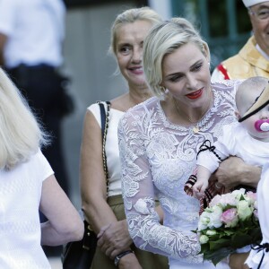 La princesse Charlène et sa fille la princesse Gabriella - Le prince Albert de Monaco et la princesse Charlène, accompagnés de leurs enfants le prince Jacques et la princesse Gabriella, habillés en costume traditionnel, au traditionnel pique-nique de la Principauté, qui se tient chaque année au parc de la princesse Antoinette le 28 août 2015 à Monaco.