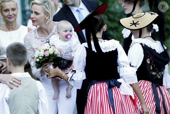 La princesse Charlène, sa fille la princesse Gabriella - Le prince Albert de Monaco et la princesse Charlène, accompagnés de leurs enfants le prince Jacques et la princesse Gabriella, habillés en costume traditionnel, au traditionnel pique-nique de la Principauté, qui se tient chaque année au parc de la princesse Antoinette le 28 août 2015 à Monaco.