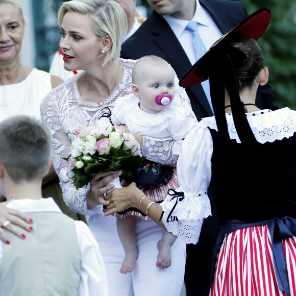 La princesse Charlène, sa fille la princesse Gabriella - Le prince Albert de Monaco et la princesse Charlène, accompagnés de leurs enfants le prince Jacques et la princesse Gabriella, habillés en costume traditionnel, au traditionnel pique-nique de la Principauté, qui se tient chaque année au parc de la princesse Antoinette le 28 août 2015 à Monaco.