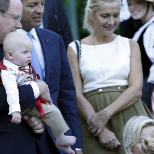 Le prince Albert de Monaco, son fils le prince Jacques - Le prince Albert de Monaco et la princesse Charlène, accompagnés de leurs enfants le prince Jacques et la princesse Gabriella, habillés en costume traditionnel, au traditionnel pique-nique de la Principauté, qui se tient chaque année au parc de la princesse Antoinette le 28 août 2015 à Monaco.