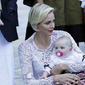 La princesse Charlène et sa fille la princesse Gabriella - Le prince Albert de Monaco et la princesse Charlène, accompagnés de leurs enfants le prince Jacques et la princesse Gabriella, habillés en costume traditionnel, au traditionnel pique-nique de la Principauté, qui se tient chaque année au parc de la princesse Antoinette le 28 août 2015 à Monaco.