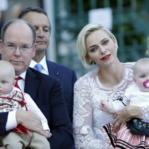 Le prince Albert de Monaco et la princesse Charlène, accompagnés de leurs enfants le prince Jacques et la princesse Gabriella, habillés en costume traditionnel, au traditionnel pique-nique de la Principauté, qui se tient chaque année au parc de la princesse Antoinette le 28 août 2015 à Monaco.