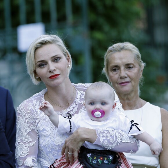 La princesse Charlène et sa fille la princesse Gabriella - Le prince Albert de Monaco et la princesse Charlène, accompagnés de leurs enfants le prince Jacques et la princesse Gabriella, habillés en costume traditionnel, au traditionnel pique-nique de la Principauté, qui se tient chaque année au parc de la princesse Antoinette le 28 août 2015 à Monaco.