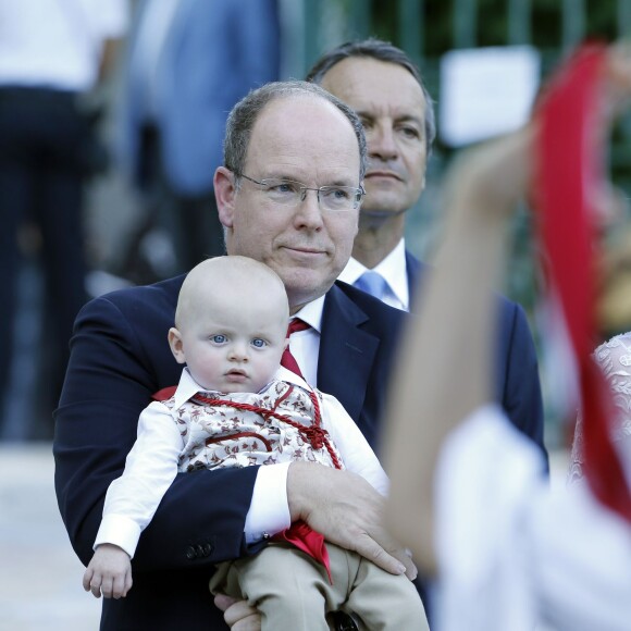 Le prince Albert de Monaco, son fils le prince Jacques - Le prince Albert de Monaco et la princesse Charlène, accompagnés de leurs enfants le prince Jacques et la princesse Gabriella, habillés en costume traditionnel, au traditionnel pique-nique de la Principauté, qui se tient chaque année au parc de la princesse Antoinette le 28 août 2015 à Monaco.