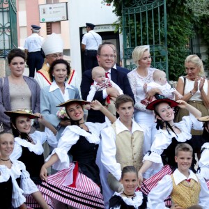 Mélanie-Antoinette de Massy, Elisabeth-Anne de Massy, le prince Albert de Monaco, son fils le prince Jacques, la princesse Charlène, sa fille la princesse Gabriella, Georges Marsan (le maire de Monaco) - Le prince Albert de Monaco et la princesse Charlène, accompagnés de leurs enfants le prince Jacques et la princesse Gabriella, habillés en costume traditionnel, au traditionnel pique-nique de la Principauté, qui se tient chaque année au parc de la princesse Antoinette le 28 août 2015 à Monaco.