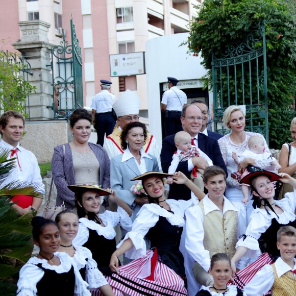 Mélanie-Antoinette de Massy, Elisabeth-Anne de Massy, le prince Albert de Monaco, son fils le prince Jacques, la princesse Charlène, sa fille la princesse Gabriella, Georges Marsan (le maire de Monaco) - Le prince Albert de Monaco et la princesse Charlène, accompagnés de leurs enfants le prince Jacques et la princesse Gabriella, habillés en costume traditionnel, au traditionnel pique-nique de la Principauté, qui se tient chaque année au parc de la princesse Antoinette le 28 août 2015 à Monaco.