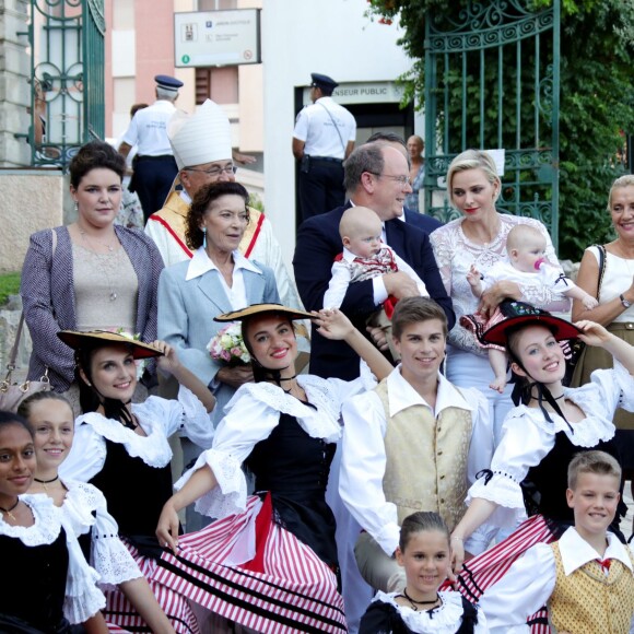 Mélanie-Antoinette de Massy, Elisabeth-Anne de Massy, le prince Albert de Monaco, son fils le prince Jacques, la princesse Charlène, sa fille la princesse Gabriella, Georges Marsan (le maire de Monaco) - Le prince Albert de Monaco et la princesse Charlène, accompagnés de leurs enfants le prince Jacques et la princesse Gabriella, habillés en costume traditionnel, au traditionnel pique-nique de la Principauté, qui se tient chaque année au parc de la princesse Antoinette le 28 août 2015 à Monaco.