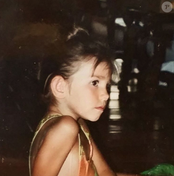Alexandra Rosenfeld a posté une photo d'elle à l'âge de 5 ans. Sa fille lui ressemble énormément. Juillet-août 2015.