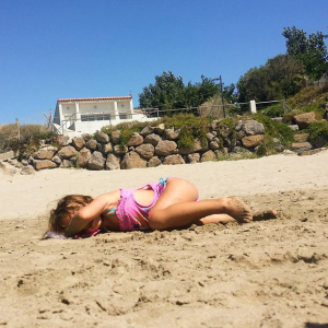 Alexandra Rosenfeld profite de vacances dans le sud de la France. Juillet-août 2015.