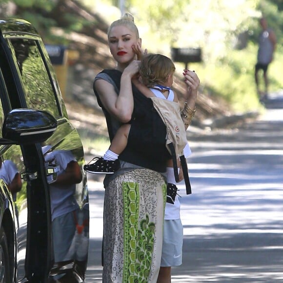 Exclusif - Gwen Stefani en compagnie de ses trois fils arrivent à une fête d' anniversaire à Los Angeles Le 30 Août 2015