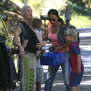 Exclusif - Gwen Stefani en compagnie de ses trois fils arrivent à une fête d' anniversaire à Los Angeles Le 30 Août 2015