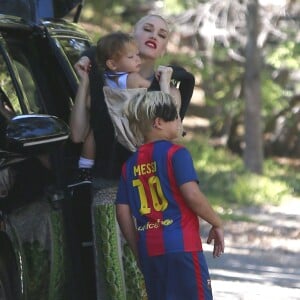 Exclusif - Gwen Stefani en compagnie de ses trois fils arrivent à une fête d' anniversaire à Los Angeles Le 30 Août 2015