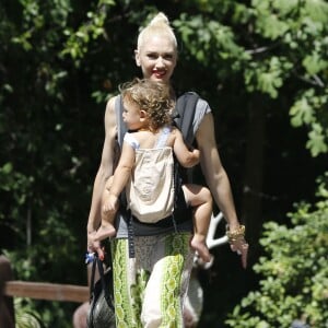 Exclusif - Gwen Stefani en compagnie de ses trois fils arrivent à une fête d' anniversaire à Los Angeles Le 30 Août 2015