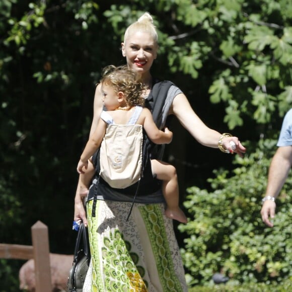 Exclusif - Gwen Stefani en compagnie de ses trois fils arrivent à une fête d' anniversaire à Los Angeles Le 30 Août 2015