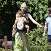 Exclusif - Gwen Stefani en compagnie de ses trois fils arrivent à une fête d' anniversaire à Los Angeles Le 30 Août 2015